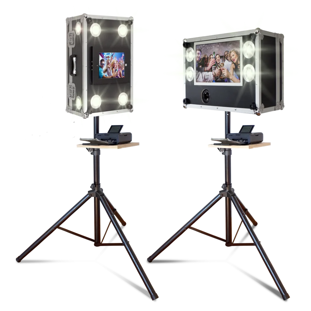 Zwei UDOBLiCK-Fotoboxen mit Beleuchtung auf Stativ